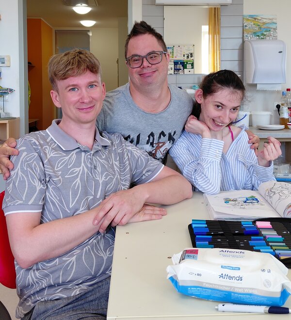Werkstättenleiter Andreas Drexler (links) mit den Beschäftigten Philip Schmidinger und Tanzila Isaeva.